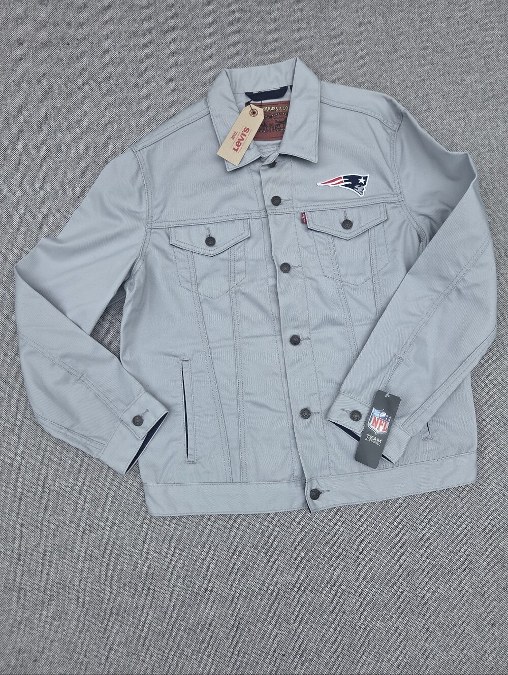 🏈 Levi’s x NFL Patriots Gray Trucker Jacket Men’s XL NWT - Picture 5 of 16